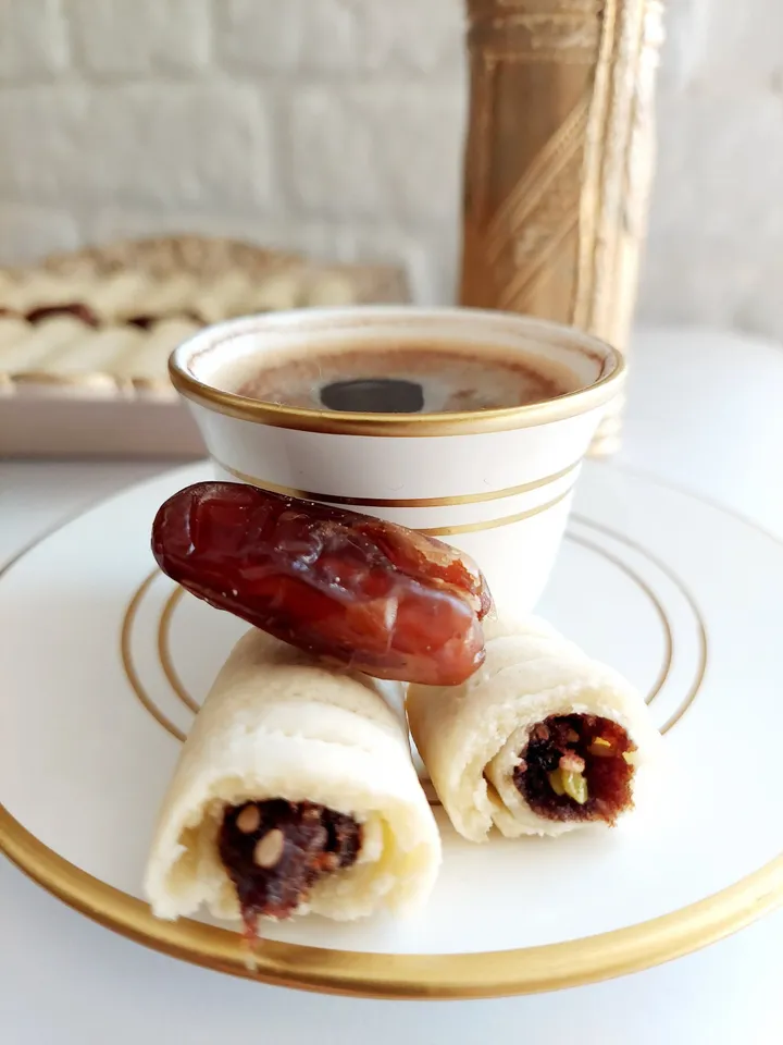 Makroute Tımar | Homemade Tunisian Cookies Filled Dates, Almond and Sesame
