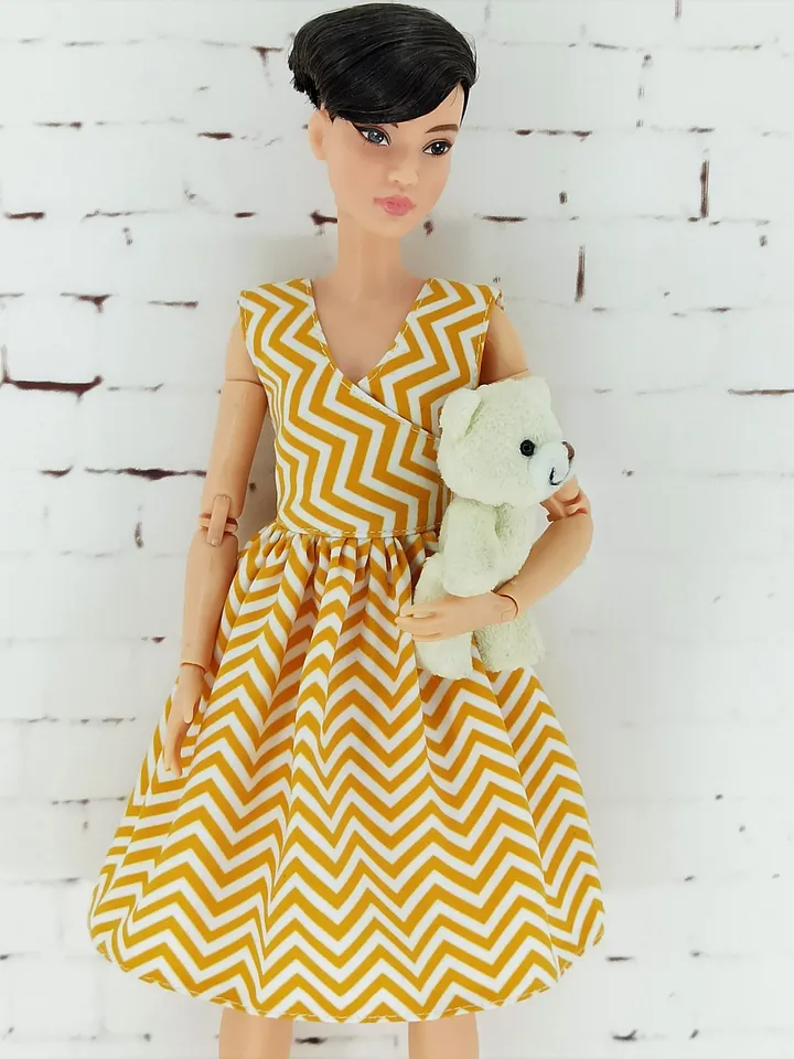 Summer dress with yellow zigzags for Barbie Doll (Petit)