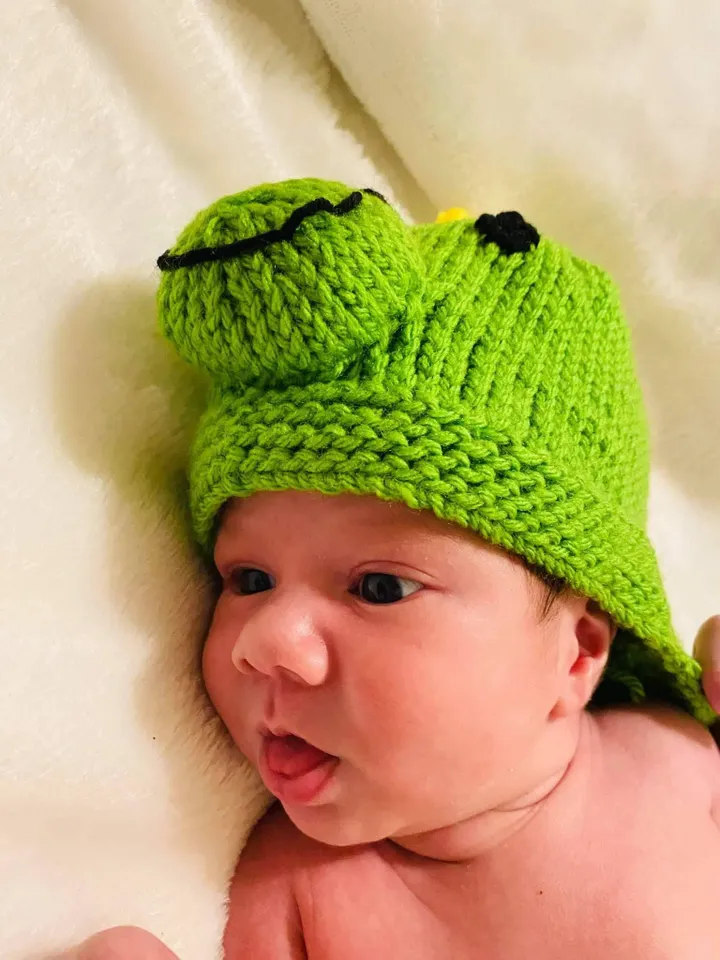 Knitted Yarn Dinosaur Hat with Long Tail for Newborn Photoshoots, Green and Yellow Dino, Birth Photography, Photoshoot Props, Dinosaur Suite