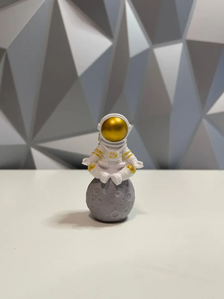 Crypto Moon Mission Astronaut figurine (3 Styles)