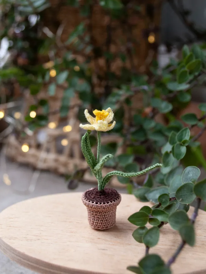 Miniature DAFFODIL in a pot, Mini plant narcissus for dollhouse, Cute desk decor, Collectible Fairy garden tiny flower