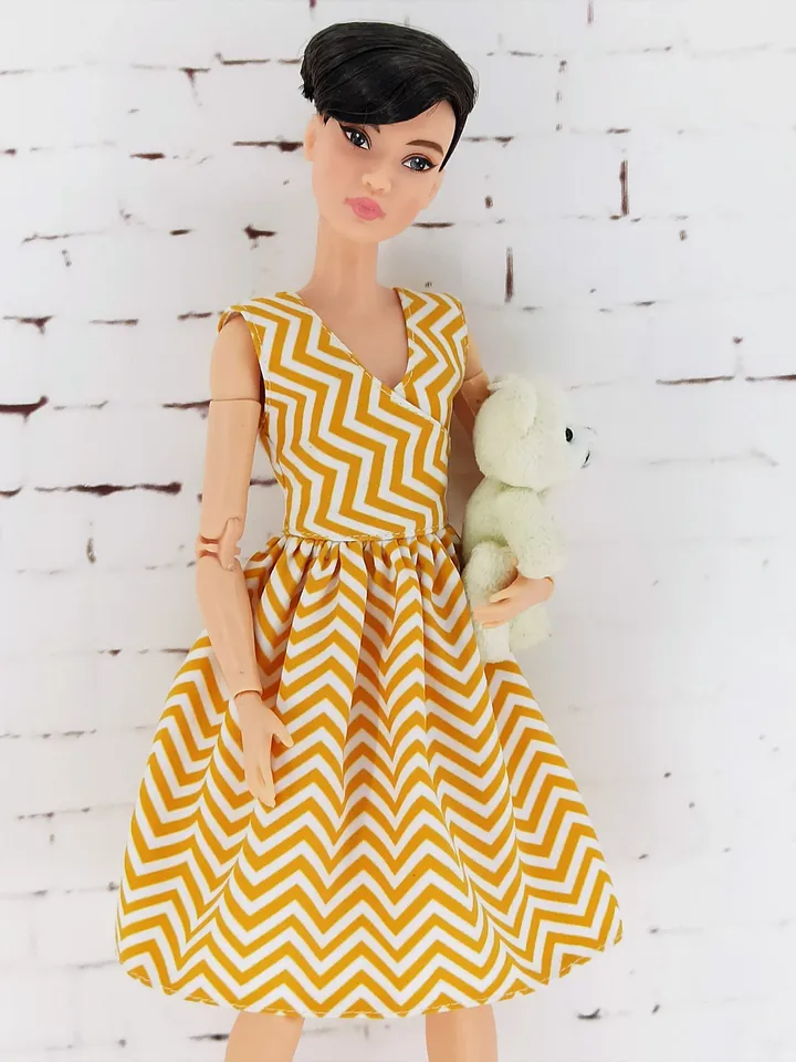 Summer dress with yellow zigzags for Barbie Doll (Petit)