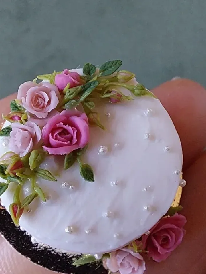 Miniature dollhouse cake with flowers 1:12 scale. Dollhouse wedding cake. Dollhouse cake with roses.