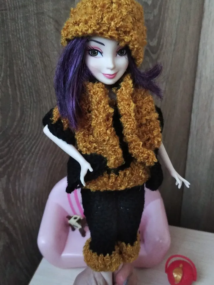 Curvy Mal/Barbie in clothes. SET 4 pieces hat/cardigan/jacket/top/cropped pants. Black and yellow outfit for Mal/Barbie doll Crochet jacket.