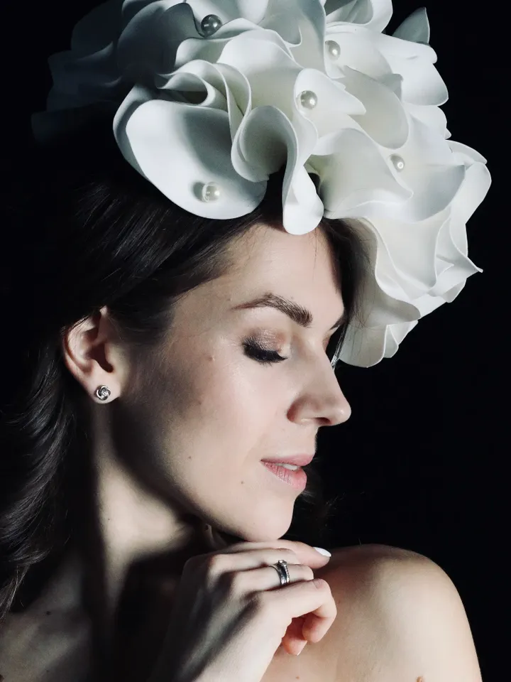 Bridal white fascinator with beads, floral hairpin, Wedding hat, flower hair clip, Tea Party hat, Church Hat, Headband