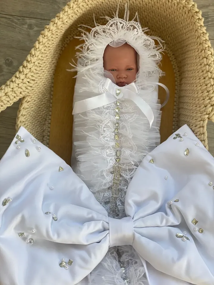 Cocoon with hat for baby girl. Take home cocoon for baby girl. Take home cocoon and bonnet. Cocoon for newborn and 0-3 months size.