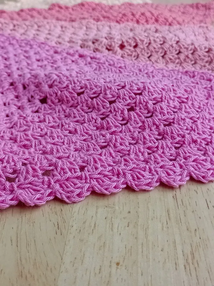 Gehäkeltes rosa Bandana Kopftuch für Frauen und Mädchen Schickes Dreiecktuch aus Baumwolle Italienisch vintage Kopfbedeckung Windschutz