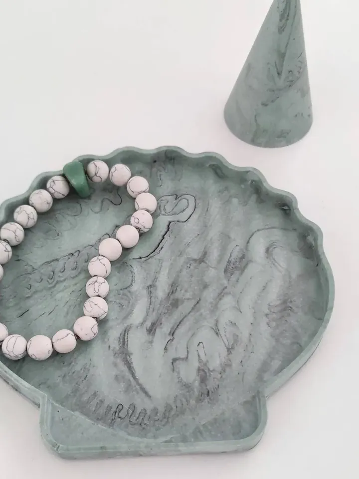 Set of shell tray and ring holder