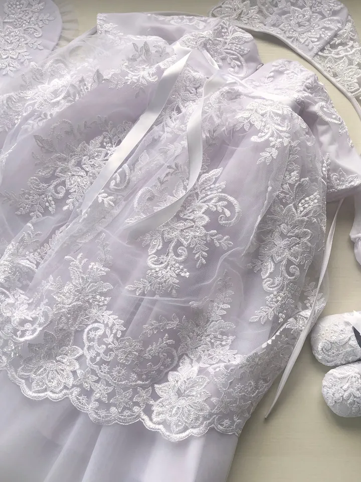 White dress with sparkles, bib, headband, bonnet, panties and shoes. Gown with lace, tulle, pearls and ribbon. Baptism 6 pieces set.