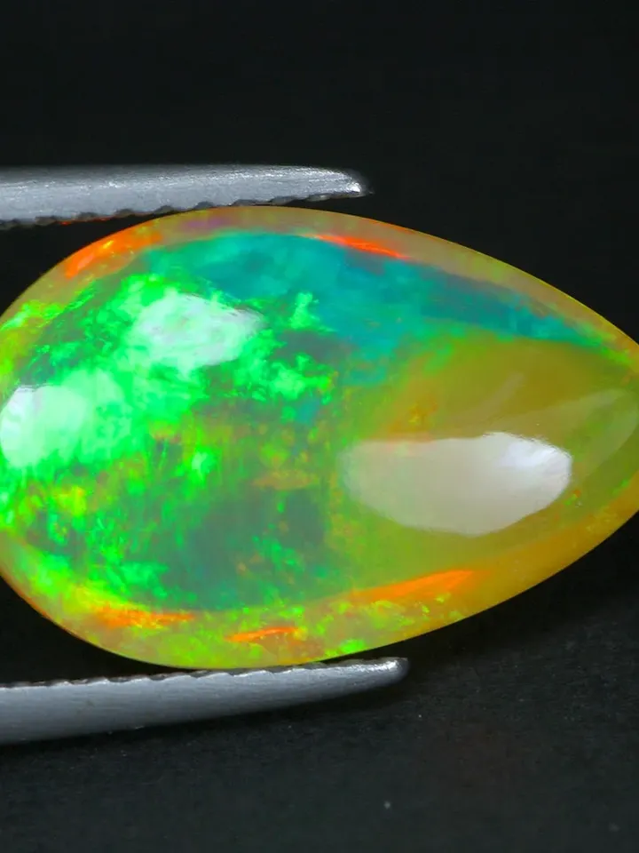 4.21 CT Maple Leaf Pattern ! Brightest Terrific Splashes of Rainbow! Welo Opal