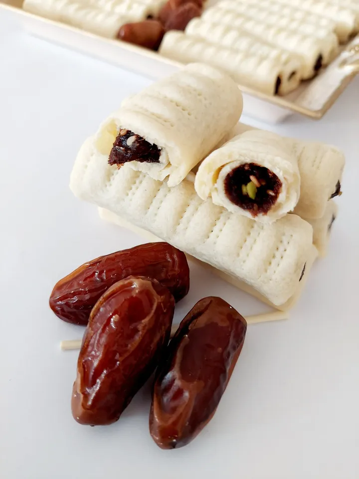 Makroute Tımar | Homemade Tunisian Cookies Filled Dates, Almond and Sesame