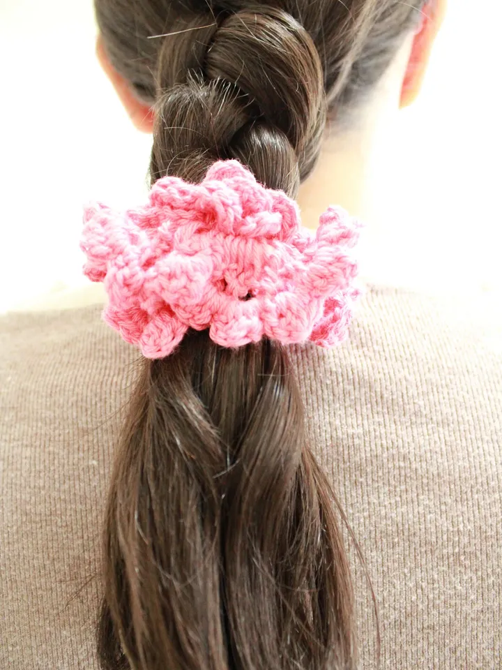 Rosa gehäkelte Haargummi Haarband mit Ornament Hippie Haarschmuck Ökofreundliche Geschenke für Mädchen Pferdeschwanzhalter Sommeraccessoire