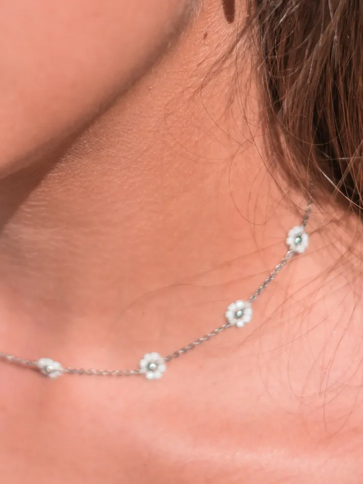 Minimalist Daisy Necklace Women, Beaded Handmade Flower, Layered Floral Design Chain Necklace, Layering Jewellery, Dainty Silver Gold