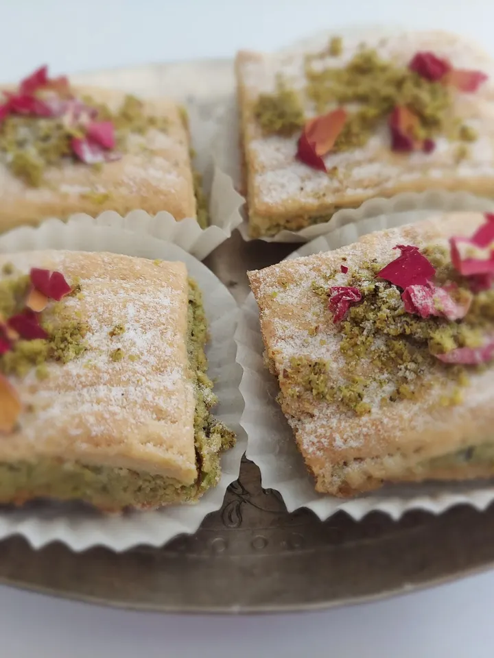 20 Pcs Maamoul Madd Pistachio | Handmade Sweet Stuffed Cookies with Semolina and Nuts, Maamoul Madd Pistachio