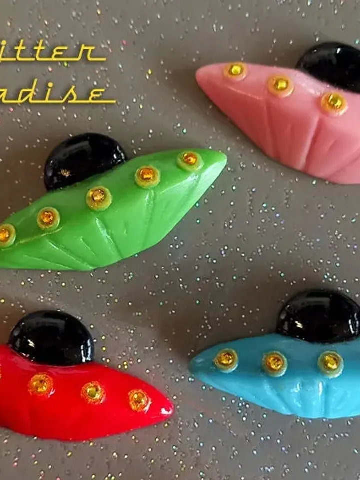 Retro Flying Saucer - Brooch - Retro Futurism - Flying Saucer Brooch - UFO Jewelry - Retro UFO Brooch - 50s Retro Future - Glitter Paradise®