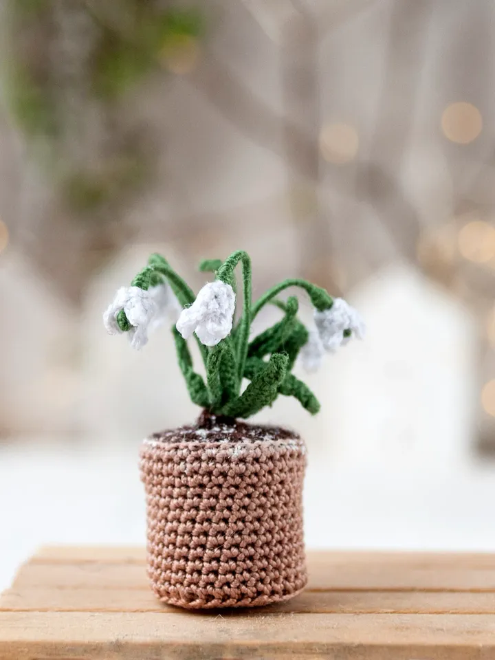 Miniature SNOWDROP in a pot, Tiny crochet white flower, Snow white Forest Flower, Fake Wild Flowers, Fairy garden plants