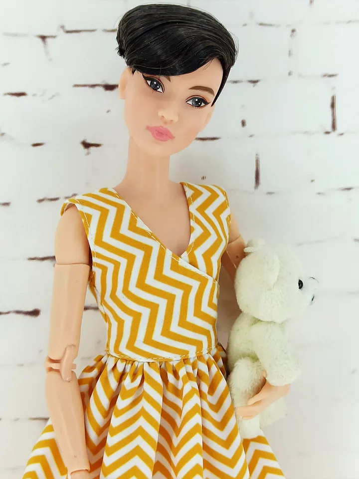 Summer dress with yellow zigzags for Barbie Doll (Petit)