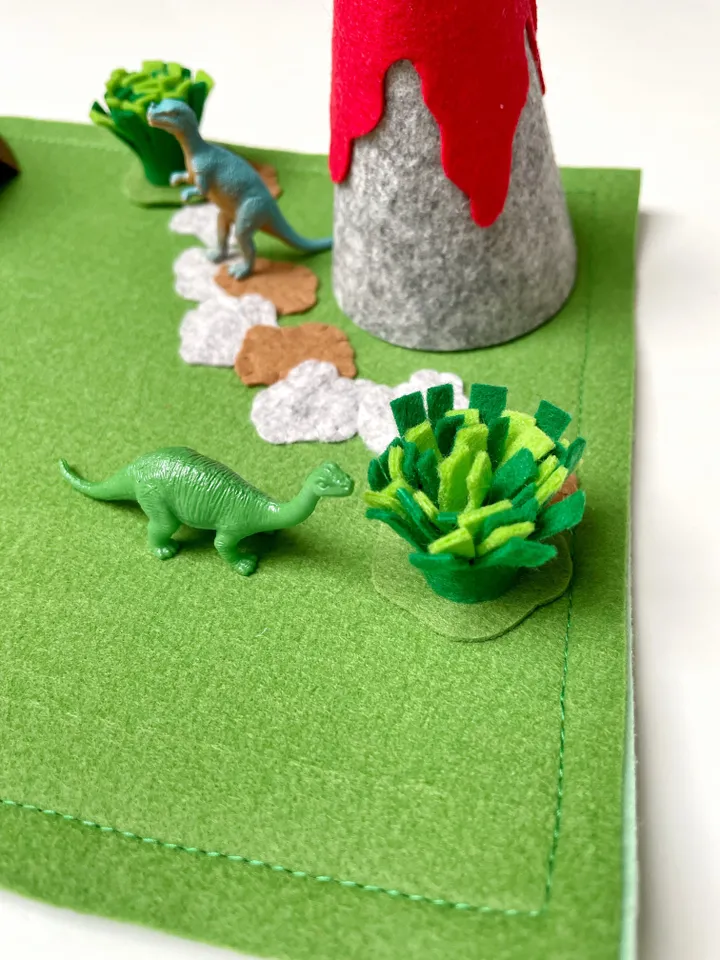 Dinosaur felt play mat for kids. Dino felt playscape. Dinosaur small world play. Dino felt play scene