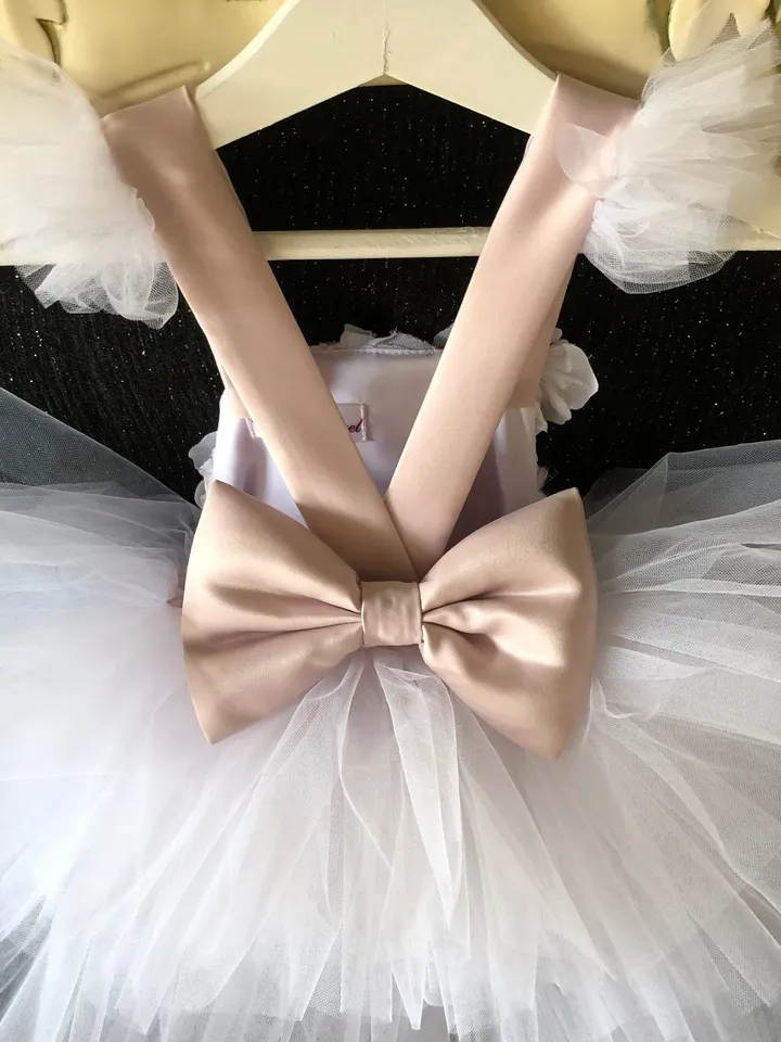 Blush pink romper with white lace and tulle, headband and booties with pearls and 3d flowers. First birthday outfit for girl. Photo props.