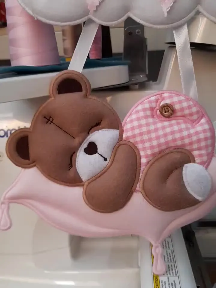 ITH Orsetto sul cuscino - Ricamo a macchina con tutorial