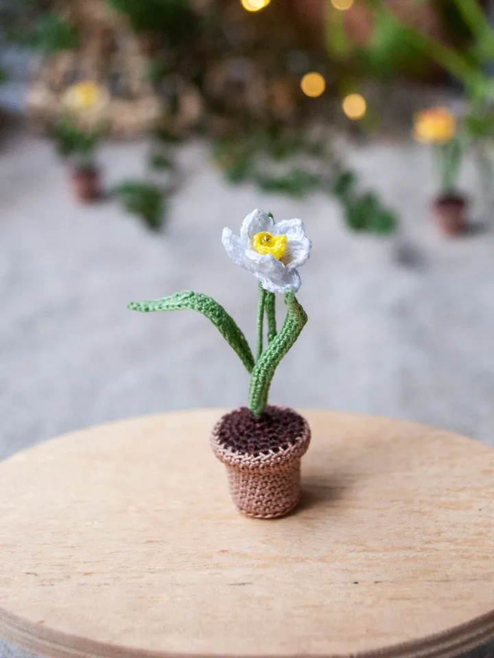 Miniature DAFFODIL in a pot, Mini plant narcissus for dollhouse, Cute desk decor, Collectible Fairy garden tiny flower