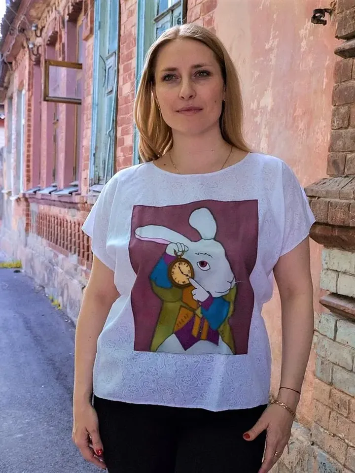 White cotton tunic with rabbit Loose white hand-painted t-shirt trend clothes