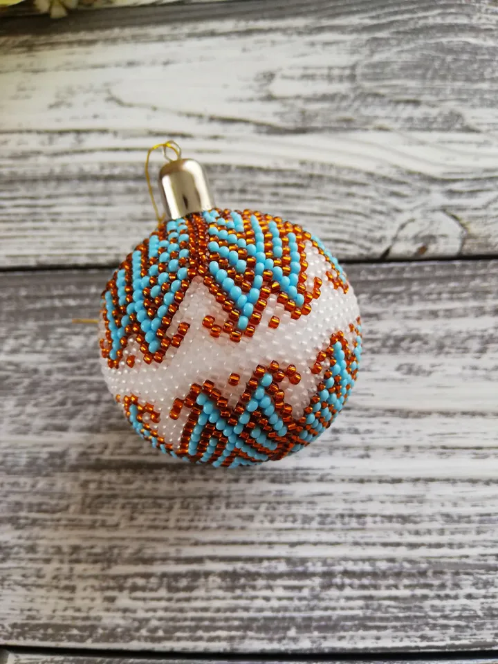 Christmas ornaments ball , Beaded Balls on the Christmas tree