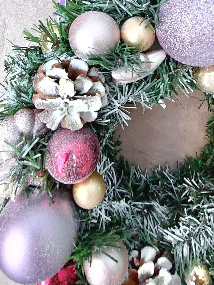 Christmas wreath for front door Modern holiday wreath with cones