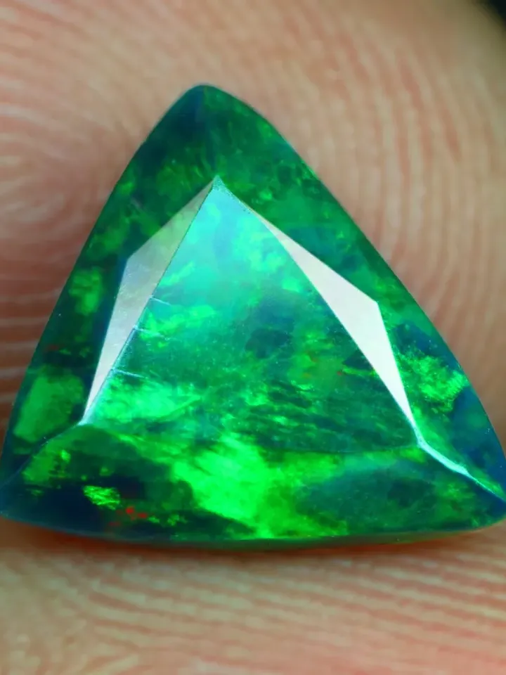 1.50 CT Lovely 3D Electric Green Flash Pattern 100% Natural Welo Black Opal Cut