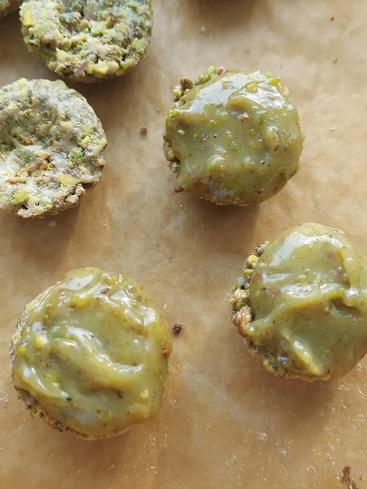 Bite-Size White Chocolates Filled With Pistachio & Raspberry on Crunchy Pistachio Rocks | Homemade Pistachio Chocolate