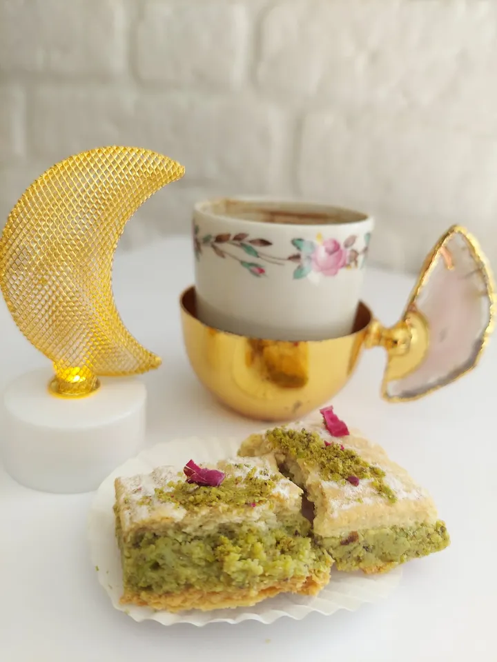 20 Pcs Maamoul Madd Pistachio | Handmade Sweet Stuffed Cookies with Semolina and Nuts, Maamoul Madd Pistachio