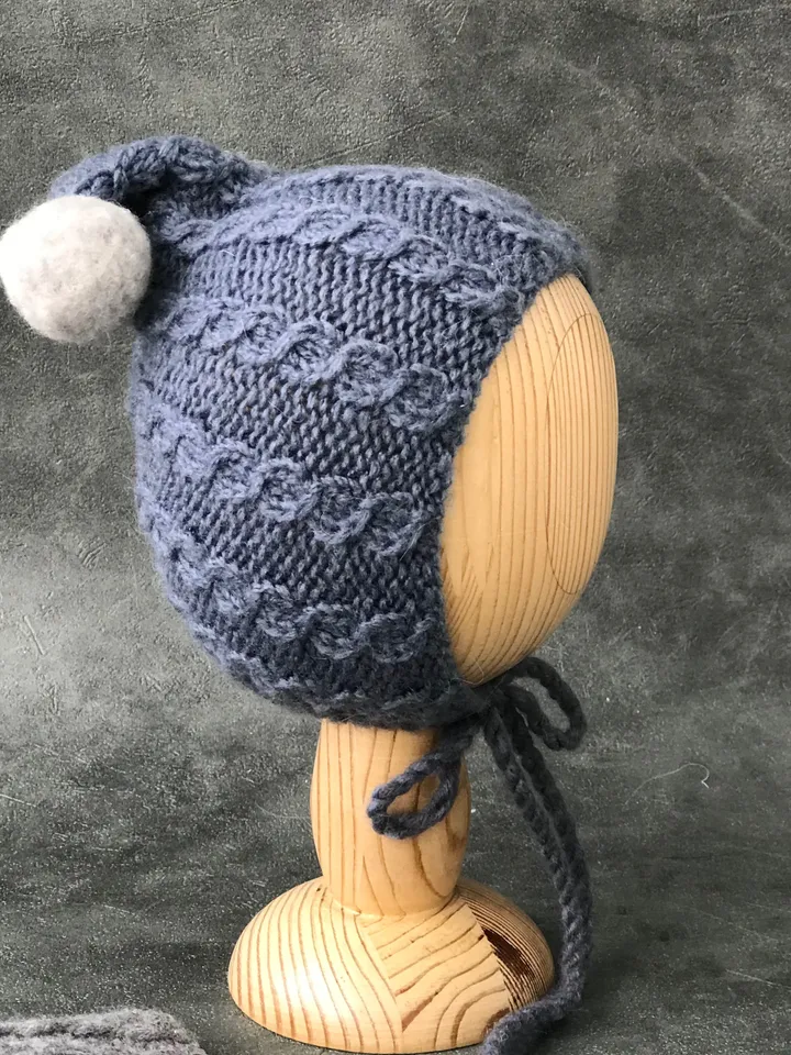 Pompon newborn bonnet. Baby photo props.