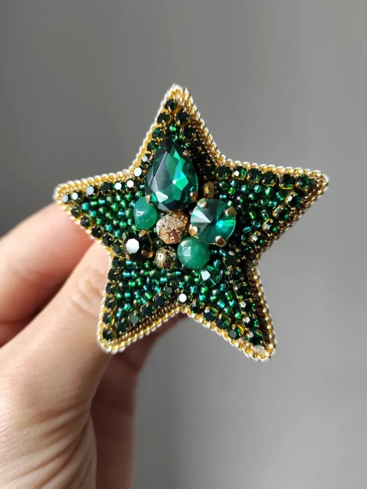 Green star brooch, beaded brooch, embroidered brooch, space pin, star pin, brooch pin, handmade brooch, gift for her