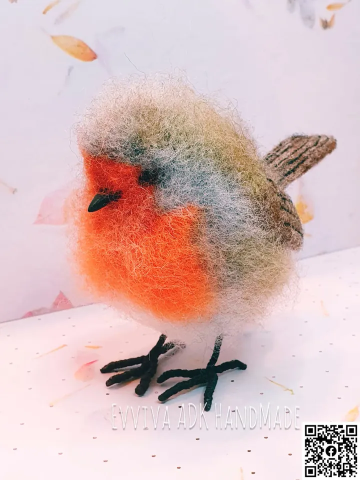Robin redbreast. Natural wool figurine. Bird with red breast needle felting