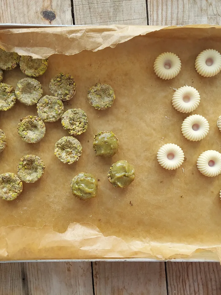 Bite-Size White Chocolates Filled With Pistachio & Raspberry on Crunchy Pistachio Rocks | Homemade Pistachio Chocolate