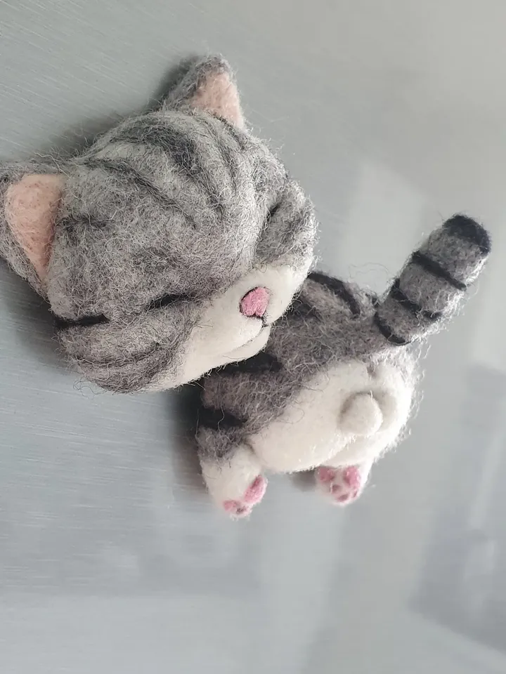 Kitten fridge magnet, dry needle felting, cat lover's gift, sleeping kitten, cute souvenir