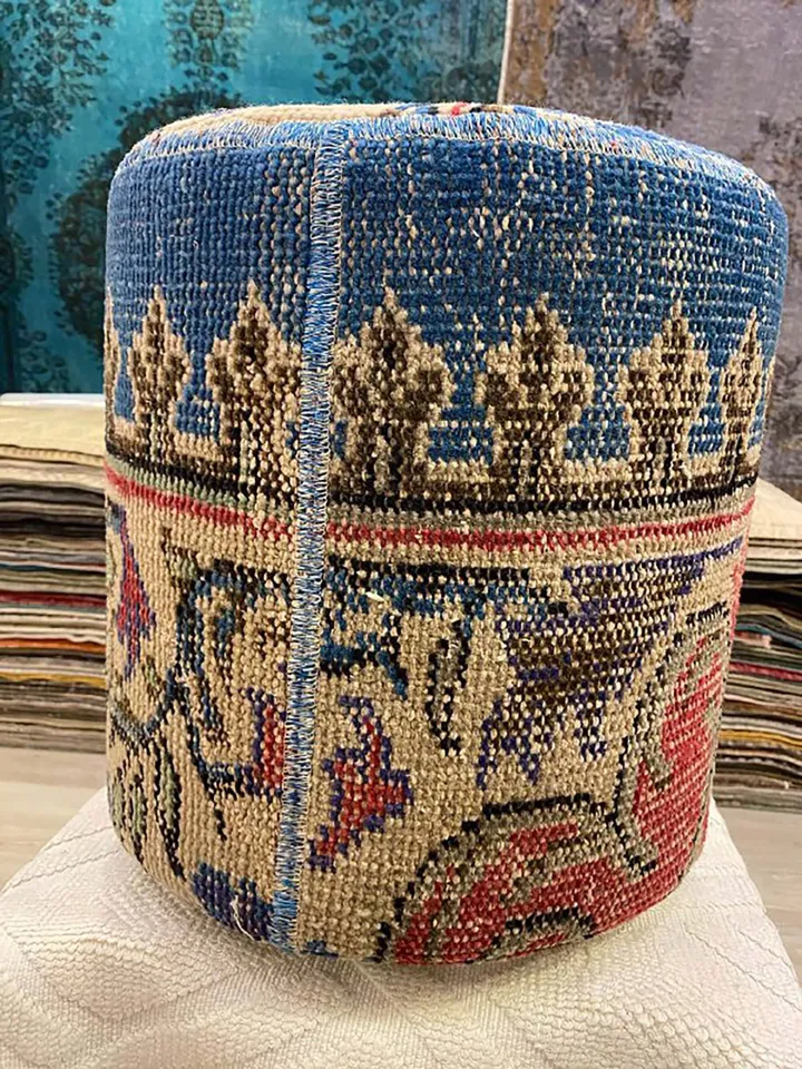 KilimCozy: Handmade Patchwork Ottoman Pouf, Bohemian Kilim Rug, 35x40x35cm for a Cozy Home Decor.