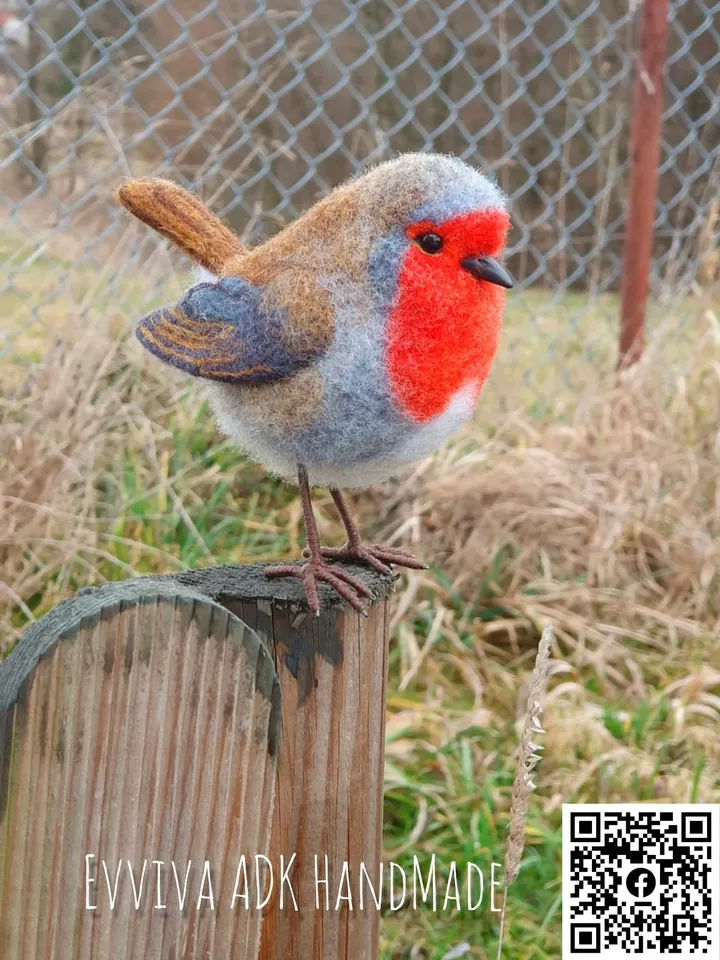 Robin redbreast. Natural wool figurine. Bird with red breast needle felting
