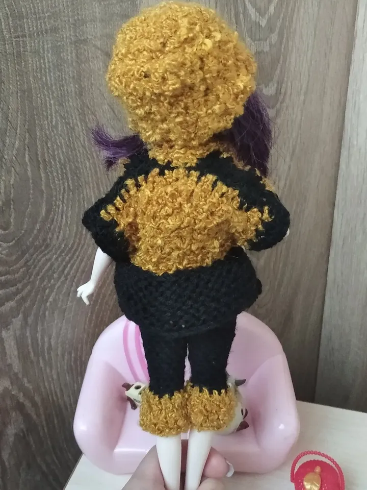 Curvy Mal/Barbie in clothes. SET 4 pieces hat/cardigan/jacket/top/cropped pants. Black and yellow outfit for Mal/Barbie doll Crochet jacket.