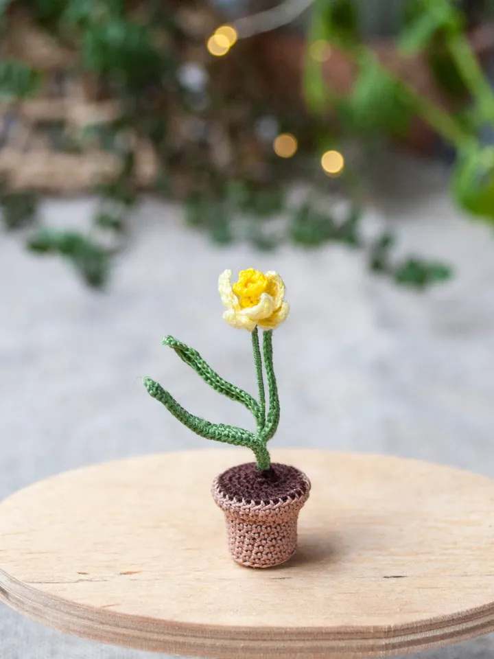 Miniature DAFFODIL in a pot, Mini plant narcissus for dollhouse, Cute desk decor, Collectible Fairy garden tiny flower