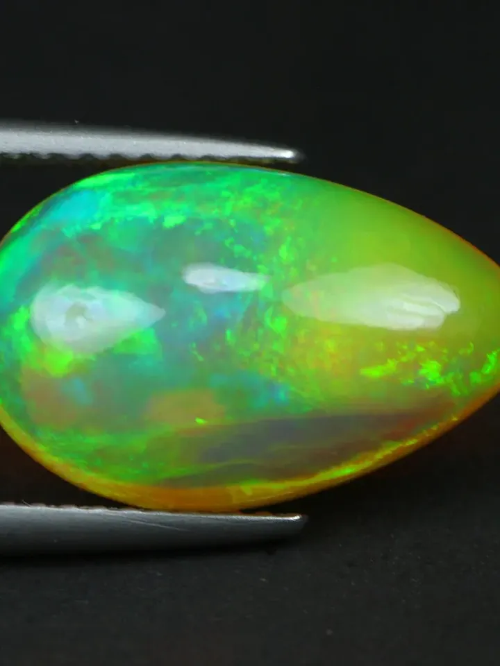 4.21 CT Maple Leaf Pattern ! Brightest Terrific Splashes of Rainbow! Welo Opal