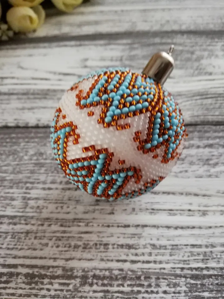 Christmas ornaments ball , Beaded Balls on the Christmas tree