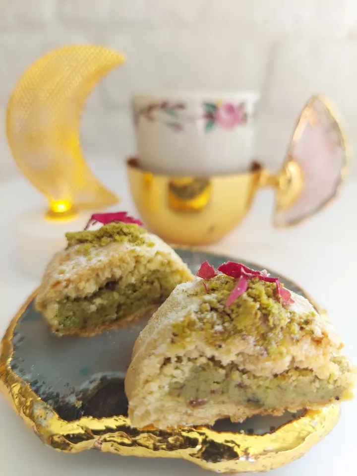 20 Pcs Maamoul Pistachio | Handmade Sweet Stuffed Cookies with Semolina and Pistachio, Gift Cookies, Christmas Cookies, Ramadan Aid Cookies