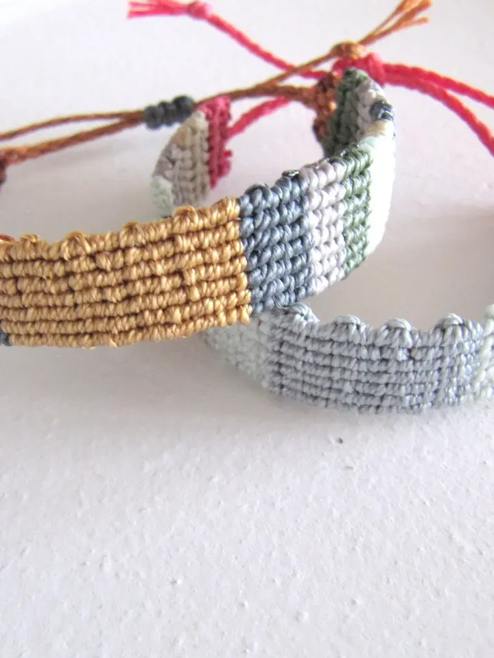 Macrame bracelet in boho & chic style, knot bracelet, hand-woven bracelet romance colors in beige, light blue,hippie bracelet handwoven gray