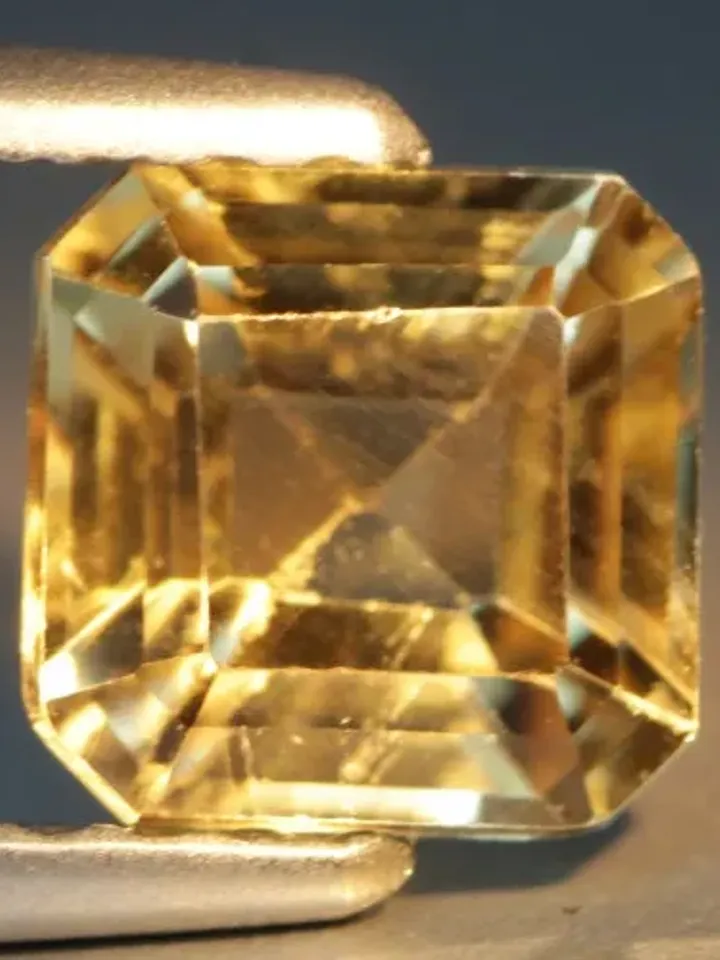 0.92 CT Remarkable Quality Gemstone 100% Natural Color Change Diaspore