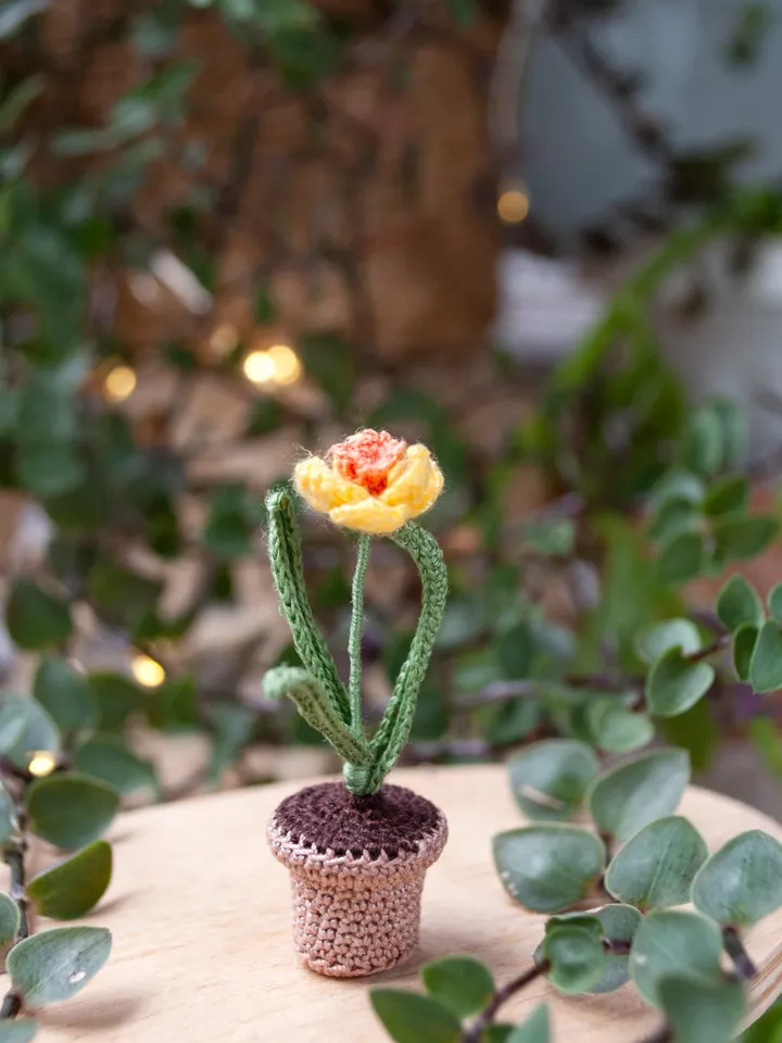 Miniature DAFFODIL in a pot, Mini plant narcissus for dollhouse, Cute desk decor, Collectible Fairy garden tiny flower