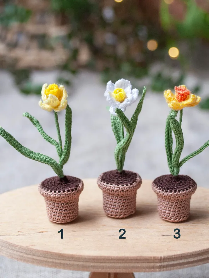 Miniature DAFFODIL in a pot, Mini plant narcissus for dollhouse, Cute desk decor, Collectible Fairy garden tiny flower
