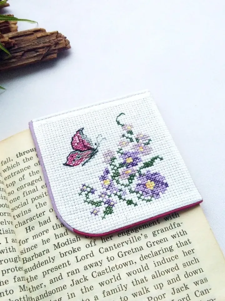 Personalized bookmark with flowers and butterfly, Hand embroidered gift for mom