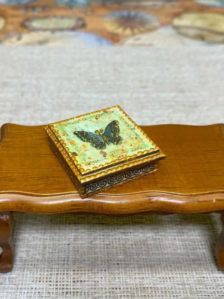 Tutorial. 1:6 and 1:12. Box for a doll house. Miniature doll house.
