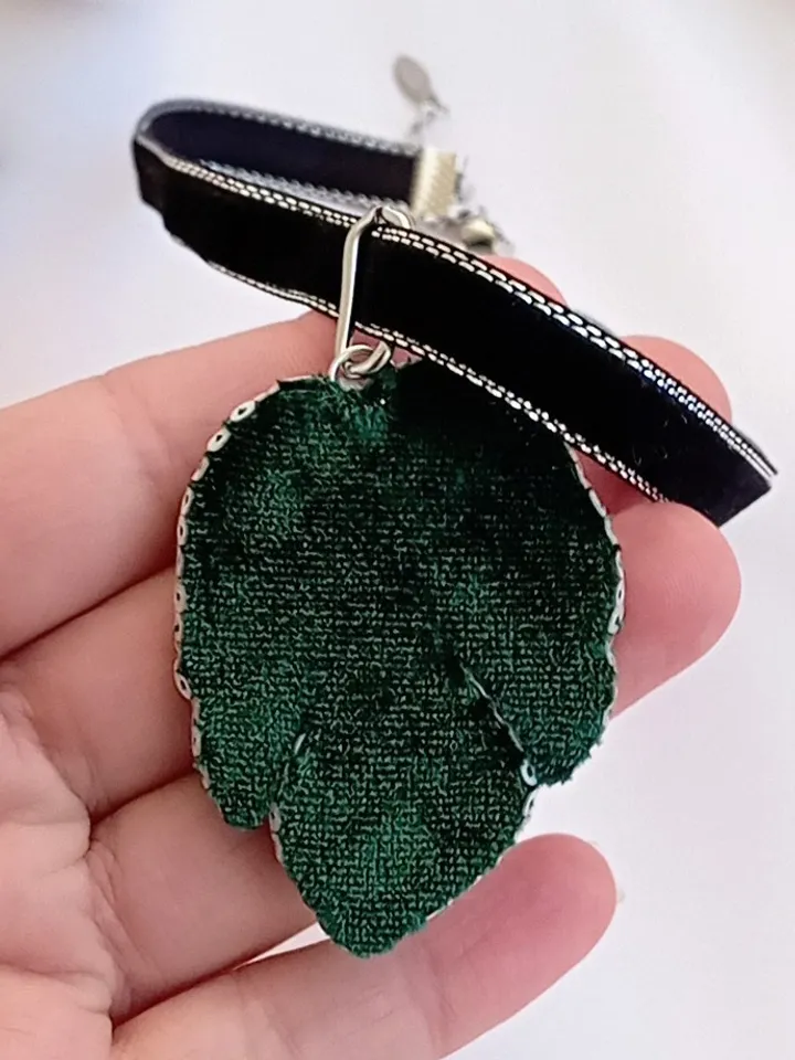 Handmade embroidered crystal monstera albo leaf necklace choker, little emerald monstera leaf pendant, monstera jewelry